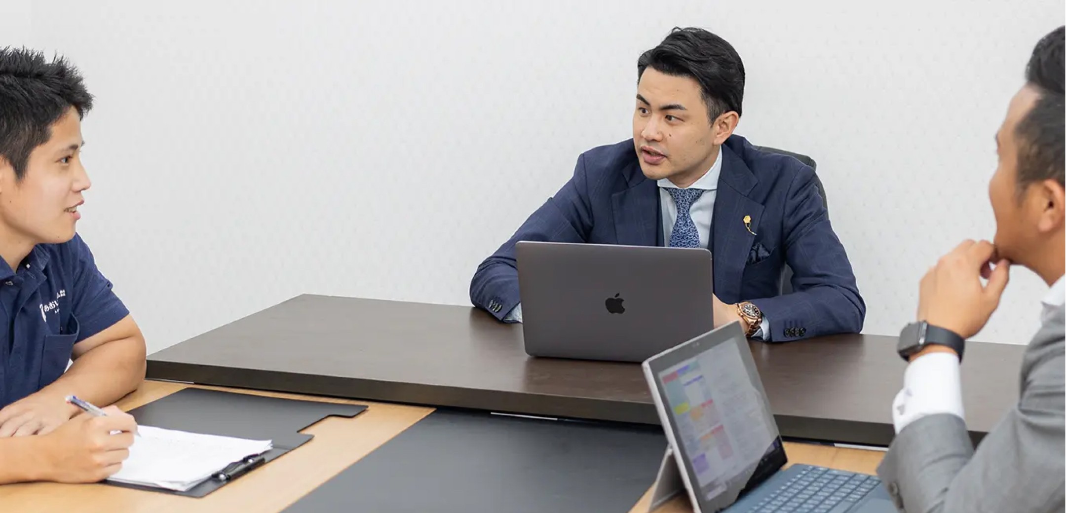 ミーティングをする田邊 雄一
